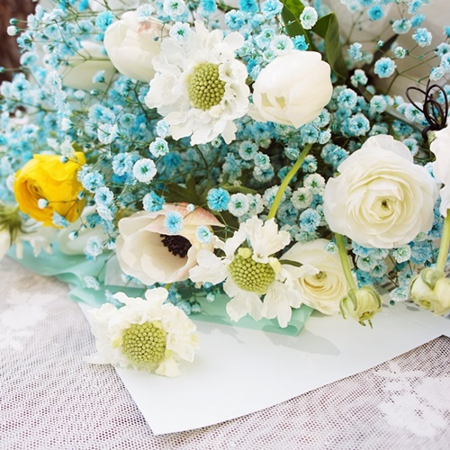 화이트꽃과 매치한 블루 안개 꽃다발